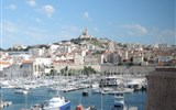 Přírodní parky a památky Provence s koupáním - Francie - Marseille - nad přístavem trůní bazilika Notre Dame de la Garde