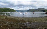 Portree - Skotsko - Portree, přístav je lemovaný útesy z jurských (lias) bituminózních břidlic