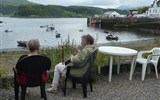 Ostrov Skye a západní Vysočina 2020 - Skotsko - Portree, posezení u moře