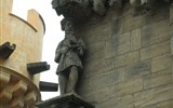 Skotsko, země hradů a vřesu - Skotsko - Stirling, na rohu paláce socha Jamese V, stavebníka paláce