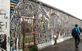Berlín a večerní slavnost světel - Německo - Berlín - sgrafiti pokrytá část zbytku Berlínské zdi