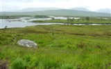 Ostrov Skye a západní vysočina - Skotsko - Rannoch Moor, podloží močálů zde tvoří většinou žula a nálada je vskutku přízračná