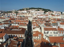 Lisabon, královská sídla, krásy pobřeží Atlantiku, Porto 2023  Portugalsko - Lisabon - pohled na čtvrt Baixa a hrad São Jorge, starou pevnost Féničanů, Řeků, Římanů, dnešní podoba maurská z 11.stol.
