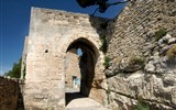 Pohodová levandulová Provence i za gastronomií a vínem 2020 - Francie - Provence - Bonnieux, Porte Rempart, městská brána z 13.století