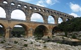 Provence s vůní levandule a koupáním letecky - Francie - Provence - Pont du Gard, stavba bez malty z vápence z Estel, postaven roku 19 a užíván do 19,.stol., přiváděl vodu do Nimes