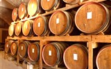 gastronomie Périgordu - Francie - Gaskoňsko - armagnac zraje v dubových sudech, čím déle, tím je dražší