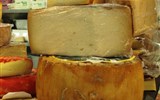 Gastronomie Itálie - Itálie - Sardinie - Pecorino sardo, ovčí - slaný nálev, udí se a pak zraje, CHOP