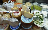 Gastronomie Itálie - Itálie - Modena, na tržnici, sýrů tolik, že si nemůžete vybrat