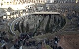 Řím a Neapolský záliv 2018 - Itálie - Řím - Koloseum, diváky před sluncem chránil systém plachet - velarium