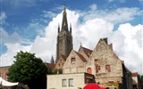 Příroda, památky UNESCO a tradice zemí Beneluxu - Belgie - Bruggy, Onze Lieve Vrouwekerk, 1230-1465 z paluby výletní lodi.