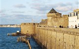 Saint-Malo - Francie - Bretaň - St.Malo, hradby v zapadajícím slunci