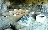 převisy St-Christophe - Francie - Gaskoňsko - Roc St. Christoph, hrob z doby bronzové, asi 1.000 př.n.l, v blízkosti nalezena i keramika a ovčí kosti