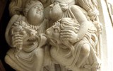 Toulouse - Francie - Gaskoňsko - Toulouse, Saint Sernin, pravá konzole portálu Miégeville, 2 postavy ve frygických čapkách se lvy