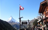 Matterhorn - Švýcarsko - Gourmetweg a vzadu vše sleduje Matterhorn