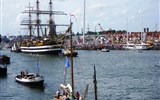 Sail - Holandsko - Amsterdam - slavnost SAIL, vlevo Amerigo de Vespuci (Wiki - Vacio)