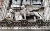 Dóžecí palác - Itálie - Benátky - Dóžecí palác, Porta della Carta, dóže Francesco Foscari klečí před lvem sv.Marka