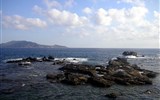 Egadské ostrovy - Itálie - Sicílie - Egadské ostrovy, skaliska lemují pobřeží ostrova Levanzo (Wiki-Crielczynski)