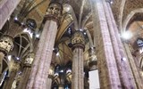 Milano a opera v La Scale a Leonardo da Vinci 2019 - Itálie - Milán - katedrála Santa Maria Nascente je 5 lodní, pilíře se sochami světců