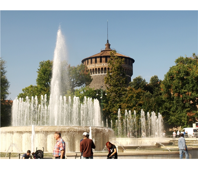 Milano a jezera Maggiore a Lugano a horský vláček - Itálie - Milán - kouzlo vodotrysků před Castello Sforzesco