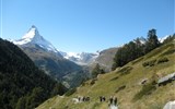 Gourmetweg - Švýcarsko - Gourmetweg, sestupujeme k Zermattu a  nad námi stále Matterhorn