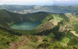Azorské ostrovy, San Miguele a Terceira 2019 - Portugalsko - Azory - výhled z Miradouro da Grota do Inferno do kaldery Sete Cidades, vpředu tufitický kráter  Lagoa do Santiago