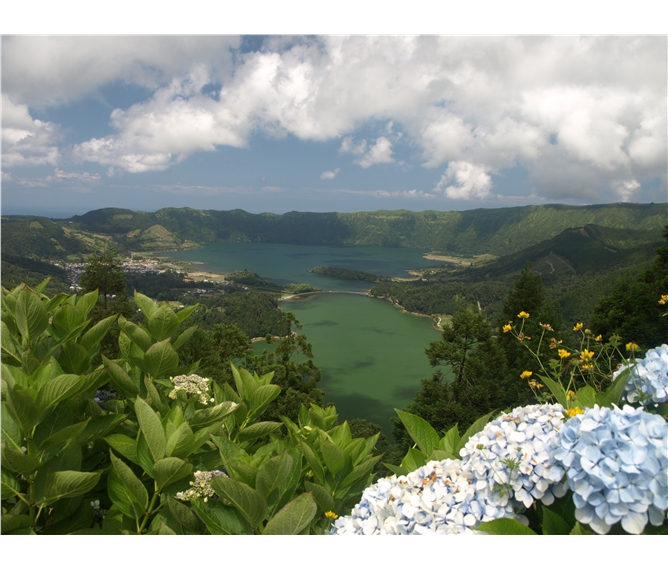 Azorské ostrovy, San Miguele a Terceira 2018 - Portugalsko - Azory - Sete Chiades, vpředu Lago Verde, vzadu Lago Azul.
