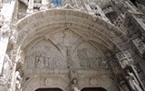 Mosteiro dos Jerónimos - Portugalsko - Lisabon, Jeroným, tympanon s výjevy ze života sv.Jeronýma, vlevo vyndavá trn z lví tlapy, vpravo Vidění v poušti