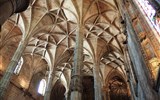 Mosteiro dos Jerónimos - Portugalsko - Lisabon - kostel sv.Jeronýma, klenba působí dojmem že se vznáší nad sloupy
