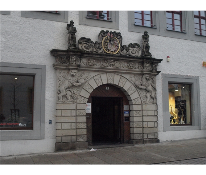 Za krásami Saska (jednodenní) - Německo - Freiberg - bohatě zdobený portál domu č.1 na Obermarktu, původně starosty Jonase Schönlebeho