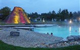 Štýrsko, hory a barevné termály, zážitkový víkend 2018 - Rakousko - Štýrsko - Bad Blumau, tzv. Vulkán, zdroj termální vody 38°C teplé, kouzlo večerního koupání