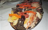 Azorské ostrovy, San Miguele a Terceira 2020 - Portugalsko - Azory - Furnas, cozido - to je kuřecí, vepřové, hovězí, brambory, mrkev, zelí, jelito, slanina,..