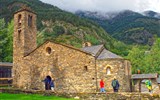Andorra, srdce Pyrenejí letecky 2019 - Andorra - La Cortinada - kostel Sant Martí, románský, 11.století, později upravován  (foto L.Zedníček)