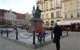 Wroclaw, město sta mostů, zahrady i zlatý důl Slezska - Polsko - Vratislav, pomník A. Fredra, autora veseloher, 1897, L.Marconi, původně Lvov, před řáděním ukrajinských nacionalistů musel být odvezen