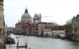 Rimini a krásy Adriatické riviéry - Itálie - Benátky - Santa Maria della Salute, vpravo nízká bílá budova muzeum P.Guggenheimové