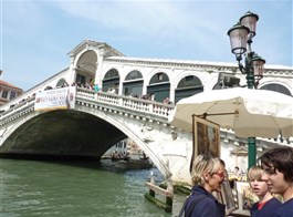 Benátky a ostrovy na Velikonoce 2023  Itálie - Benátky - Ponte Rialto, nejstarší most přes Canal Grande, dokončen 1591, autor Antonio da Ponte