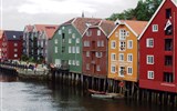 TRONDHEIM - Norsko - štítové domy na plířích nad řekou Nid