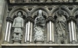 TRONDHEIM - Norsko - Nidaros, biskup Sigurd nese 3 hlavy v míse - portréty architektů.