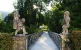zámek Mirabell - Rakousko - Mirabell - vstup do tzv. Zahrady trpaslíků, která původně obsahovala 28 barokních soch a sošek trpaslíků, nejstarší tohoto typu v Evropě  (foto L.Tanzerová)