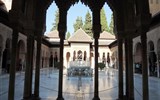 Andalusie, památky UNESCO a přírodní parky 2019 - Španělsko - Granada - Alhambra, průhled do Patia de los Leones přes  zdobné sloupoví