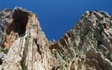Garganta del Chorro - Španělsko - Andalusie - El Chorro, vápencové vrstvy se zvedají z hlubiny vysoko k nebi
