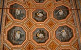 Sintra - Portugalsko - Palácio Nacional de Sintra, Sala dos Cisnes, kazetový strop zdobí 27 labutí s korunkami (foto M.Lorenc)