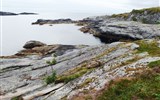 Reine - Norsko  - moře se tříští na skalách u Reine