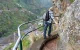 Madeira, ostrov věčného jara a festival květů 2020 - Madeira - Levada dos Piornas a pod námi je víc než 200 metrů hloubky