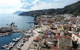 Lipari - Itálie - Sicílie - Lipari, přístav Marina Porta z hradu, vzadu ostrov Vulcano
