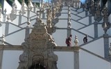 Porto, víno, památky a řeka Douro 2018 - Portugalsko - Braga - poutní místo Bom Jesus do Monte, 1722-81, barokní schodiště se sochami znázorňujícími Kristovo utrpení