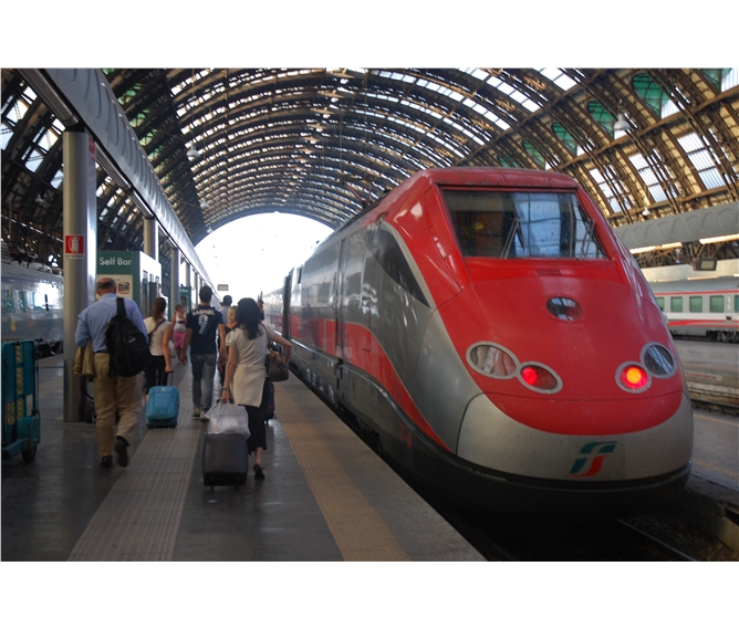 Milano, Turín, Janov a Cinque Terre letecky a rychlovlakem 2019 - Itálie - vlak Eurostar na nádraží