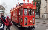 Švýcarský advent a slavnost Klausjagen 2020 - Švýcarsko - Curychem projíždí tahle speciální adventní tramvaj