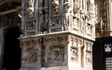 Duomo di Milano - Itálie - Milán - katedrála, reliéfy na portále - zleva Vyhnání z ráje a Hrozny země zaslíbené