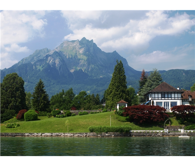 Švýcarsko, nočním vlakem do Curychu, eurovíkend Luzern 2020 - Švýcarsko - lodní výlet z Lucernu, masiv hory Pilatus od jezera Vierwaldstättersee