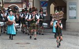 Slavnost a pohoda v NP Berchtesgaden a Orlí hnízdo 2018 - Německo - Berchtesgaden - letní slavnost, zúčastňují se sousední městečka i spolky, vždy s cedulí vpředu, tihle jsou z Bischofswiesenu